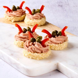 Хапки с пастет от гъши дроб, каперси и червена чушка