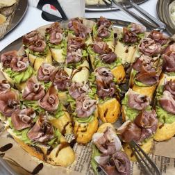 Брускети с мус от авокадо, прошуто Kрудо и балсамова редукция