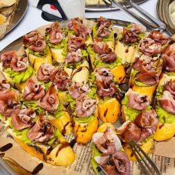 Брускети с мус от авокадо, прошуто Kрудо и балсамова редукция